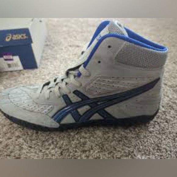 Size 10 ASIC AGRESSORS - WRESTLING SHOES